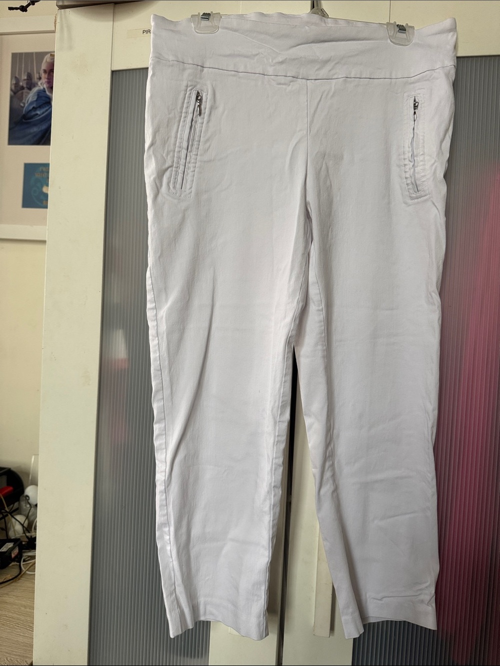 Soho White Pull-On Capri Pants with Zip Pockets